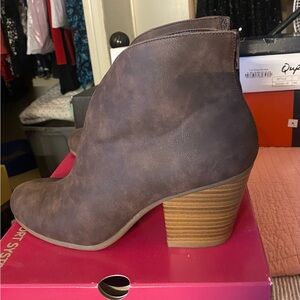 A2 by Aerosol Gravity Boot, suede feel, size 9M